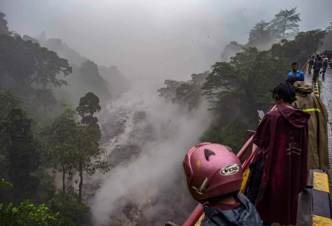 Deja inundaciones cinco muertos en Indonesia