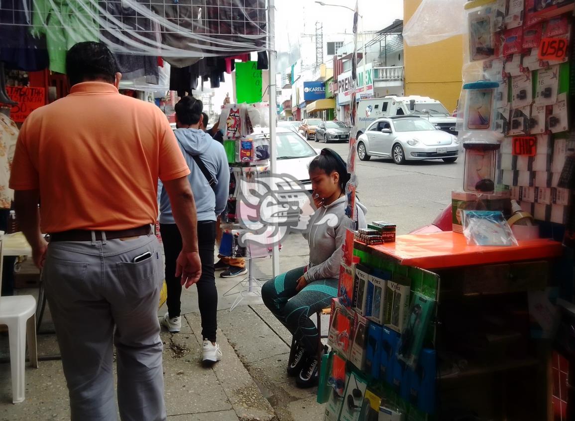 Creció comercio informal en Minatitlán; vendedores saturan banquetas