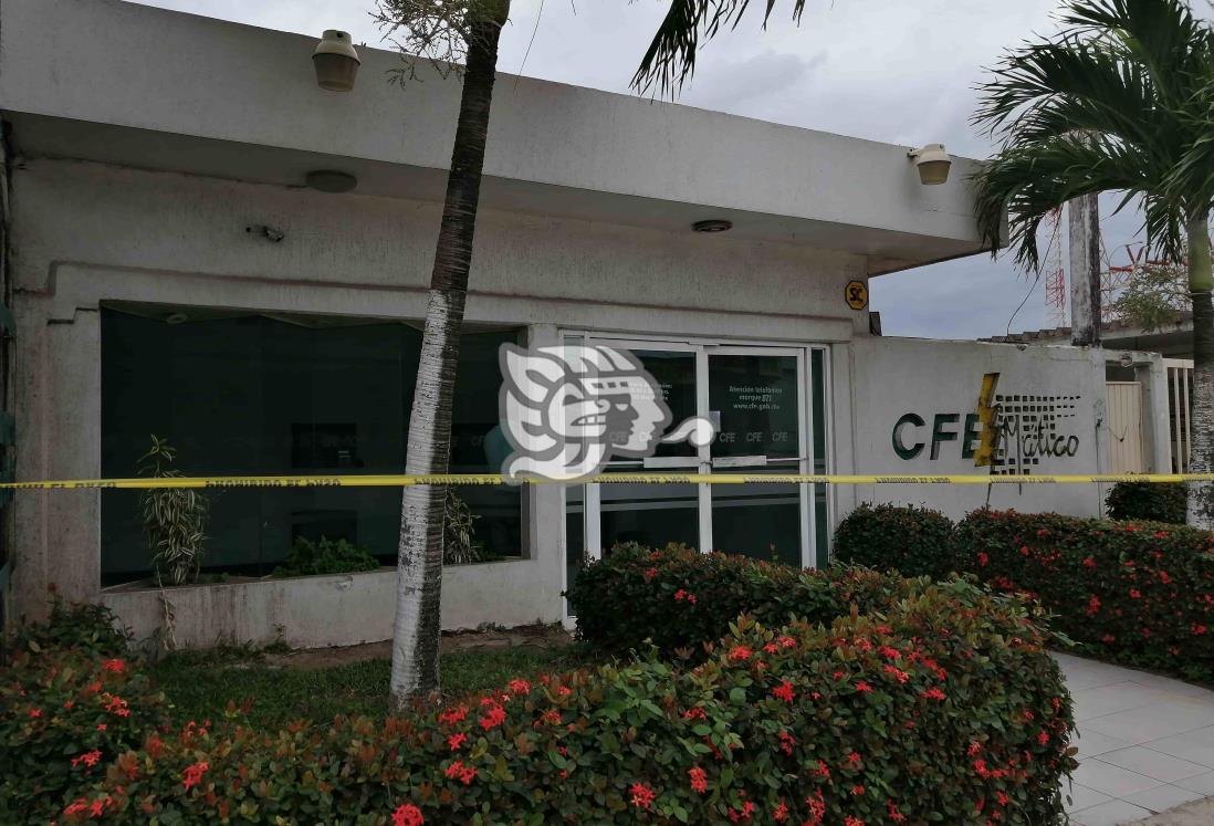 Delincuentes saquean cajero de cobro de CFE en Coatzacoalcos