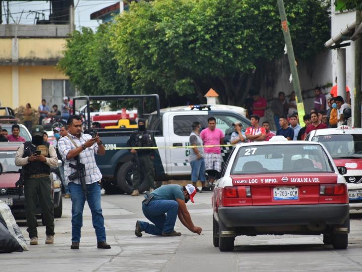 Sicarios asesinan a taxista en pleno centro de Sayula