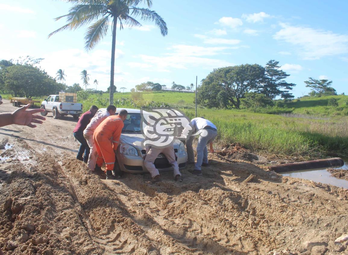 Pemex atiende daño en carretera Agua Dulce-Estación Las Palomas