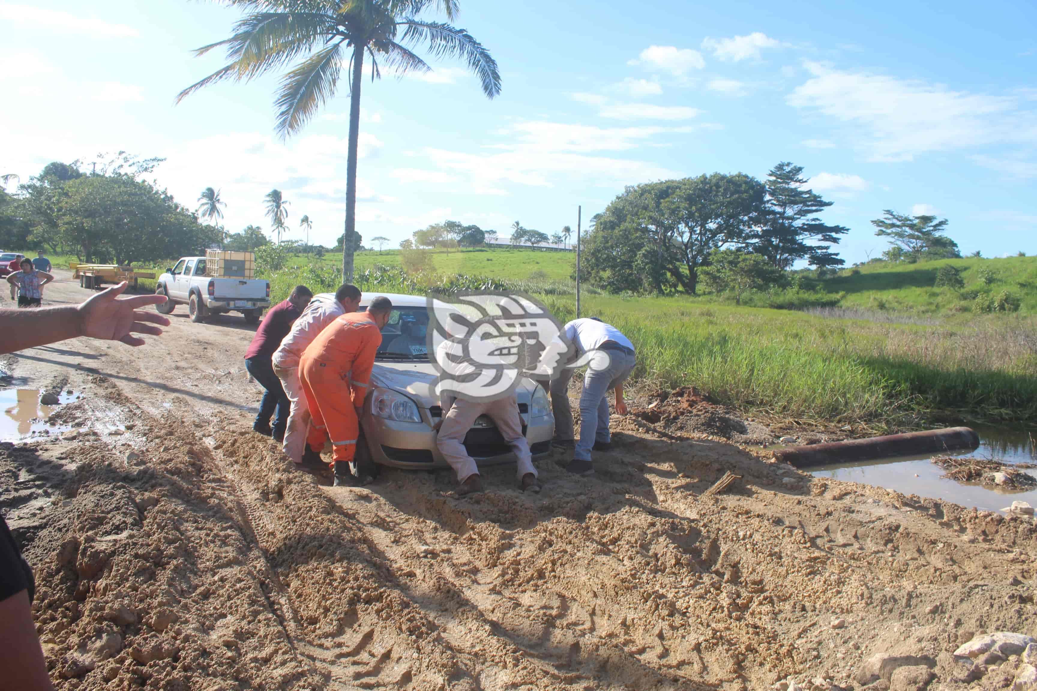 Pemex atiende daño en carretera Agua Dulce-Estación Las Palomas