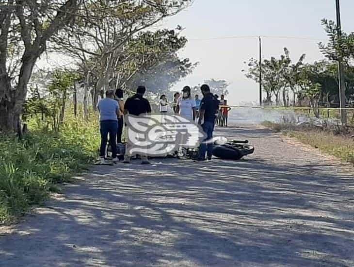 Impactan dos motocicletas de frente; deja un herido y un muerto