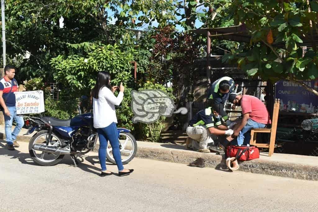 Repartidor de pollo resulta herido tras derrapar en Acayucan