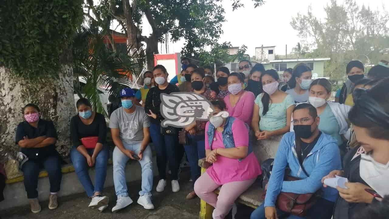 Profesoras de los CAIDS se manifestaron frente al DIF de Nanchital