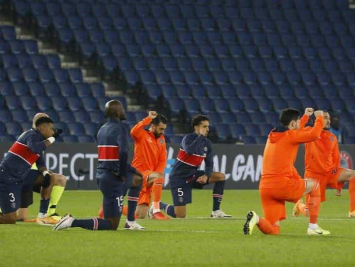 Árbitros y jugadores se unieron contra el racismo en PSG vs Estambul