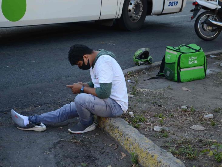 Taxista impacta a repartidor de comida en calles de Veracruz