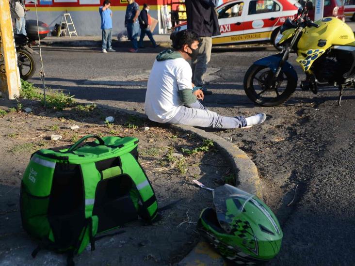 Taxista impacta a repartidor de comida en calles de Veracruz