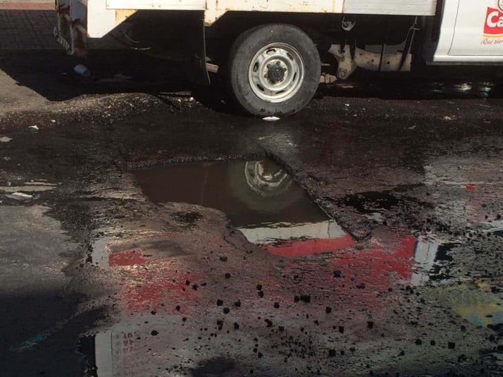 Amenaza cráter a conductores en zona de mercados