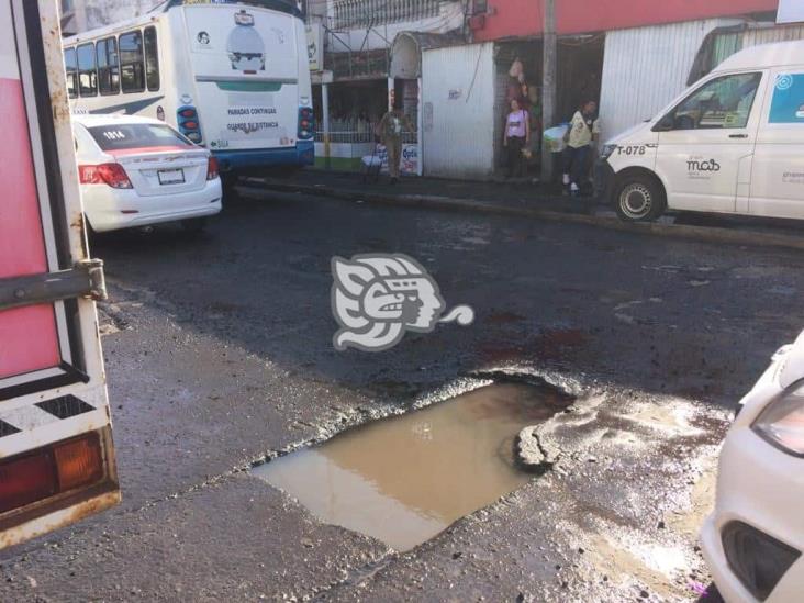 Amenaza cráter a conductores en zona de mercados