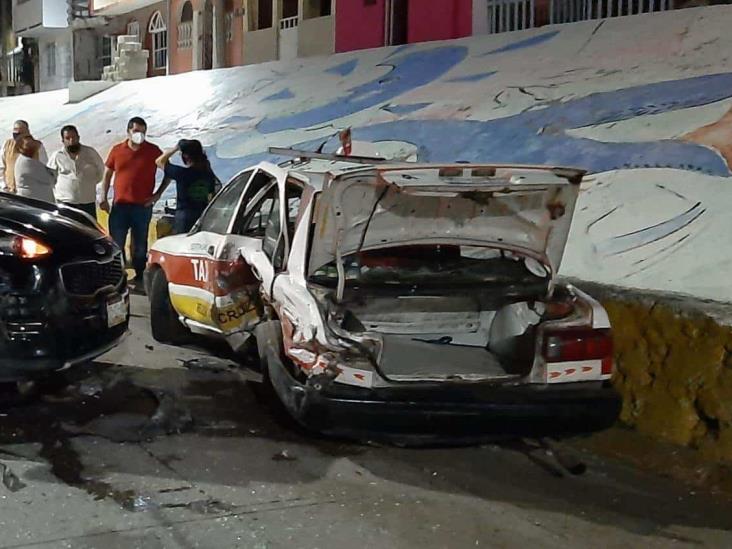 Camioneta impacta a taxi sobre bulevar Miguel Alemán, en Veracruz