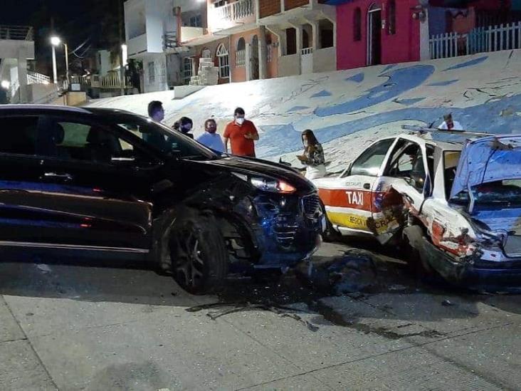 Camioneta impacta a taxi sobre bulevar Miguel Alemán, en Veracruz