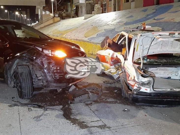 Camioneta impacta a taxi sobre bulevar Miguel Alemán, en Veracruz