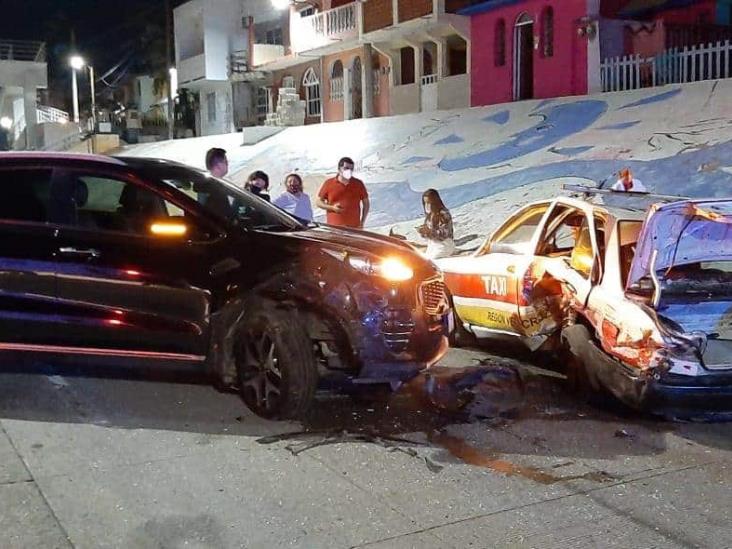 Camioneta impacta a taxi sobre bulevar Miguel Alemán, en Veracruz