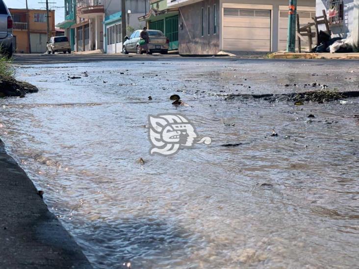 Viven rodeados de agua negras vecinos de la Santa Isabel