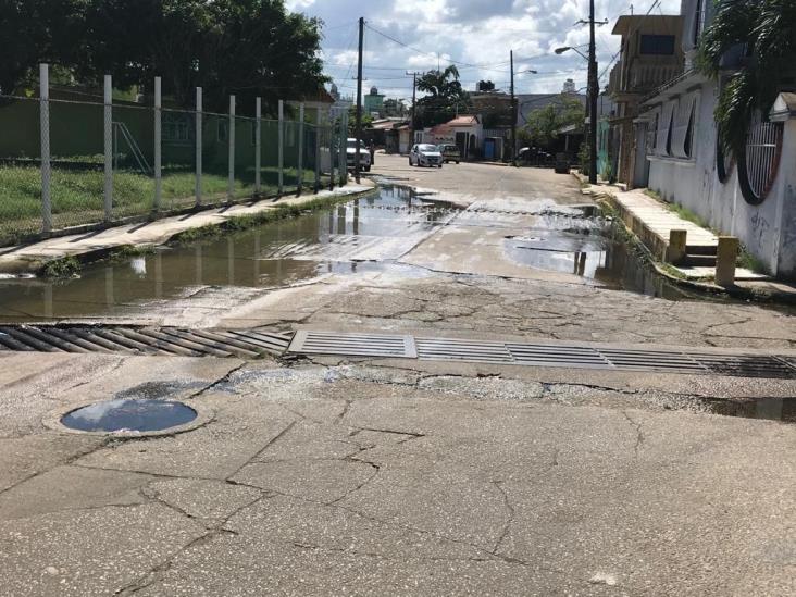 Viven rodeados de agua negras vecinos de la Santa Isabel