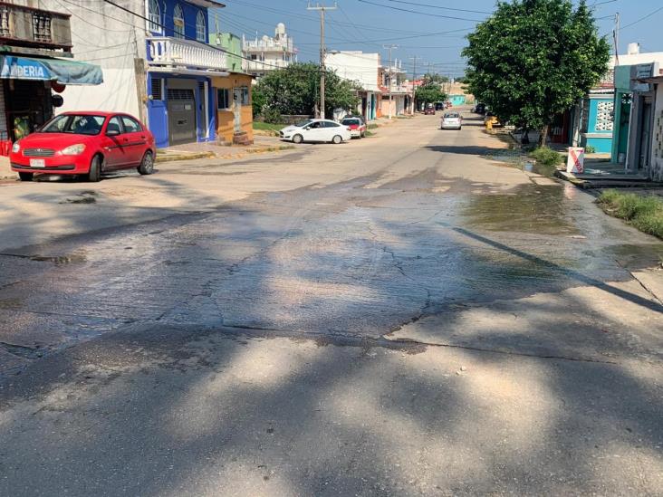 Viven rodeados de agua negras vecinos de la Santa Isabel