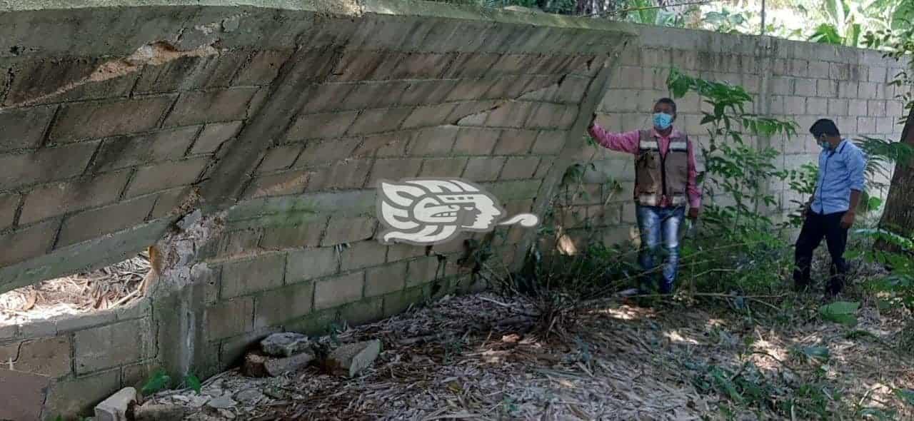 Deslave de cerro causó colapso de barda en secundaria de Cuichapa 