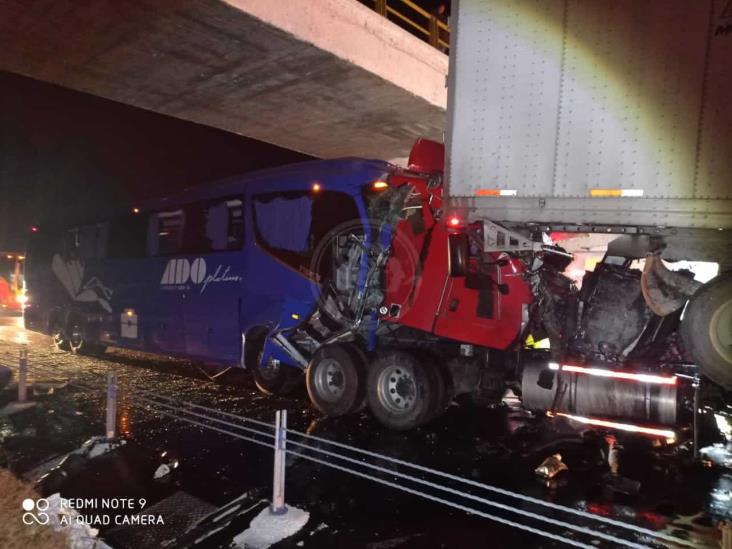 Deja choque de tráiler y autobús en Amozoc 16 lesionados