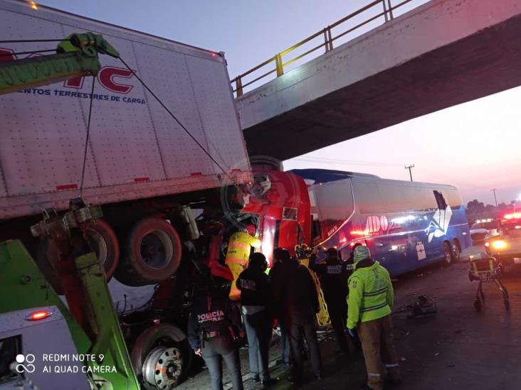 Deja choque de tráiler y autobús en Amozoc 16 lesionados