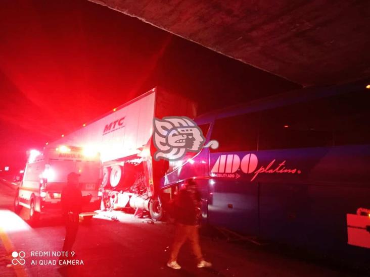 Deja choque de tráiler y autobús en Amozoc 16 lesionados