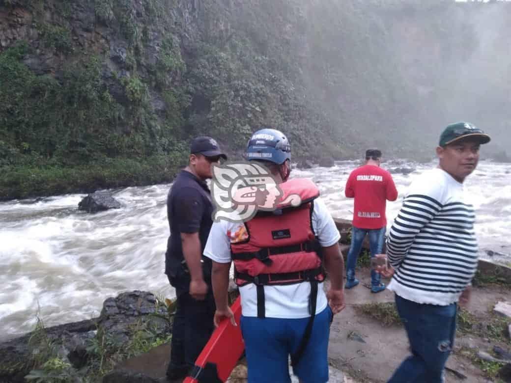 Desaparece hombre tras tirarse clavado en el Salto de Eyipantla