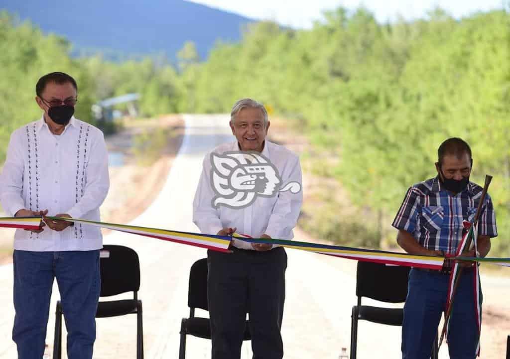 Se compromete AMLO a pavimentar todos los accesos a 570 municipios en Oaxaca