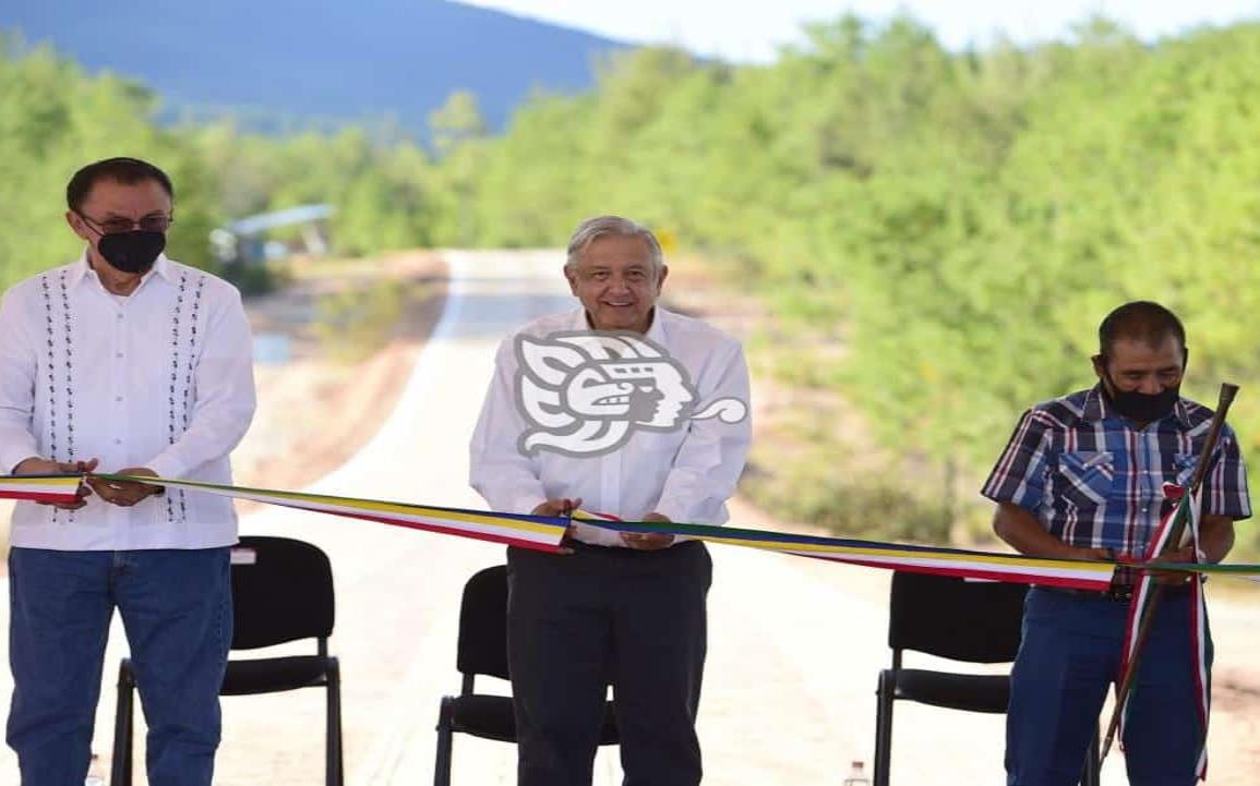 Se compromete AMLO a pavimentar todos los accesos a 570 municipios en Oaxaca