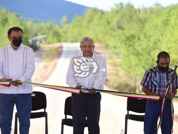 Se compromete AMLO a pavimentar todos los accesos a 570 municipios en Oaxaca