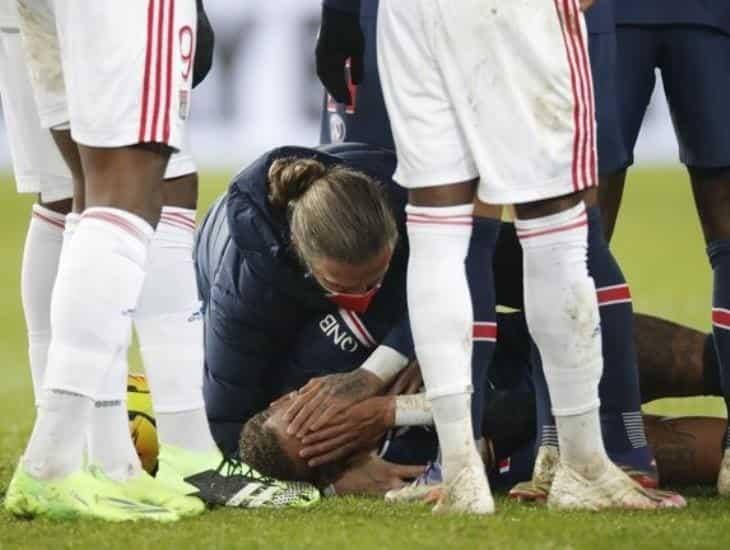 Neymar salió entre lágrimas tras fuerte patada en derrota ante Lyon