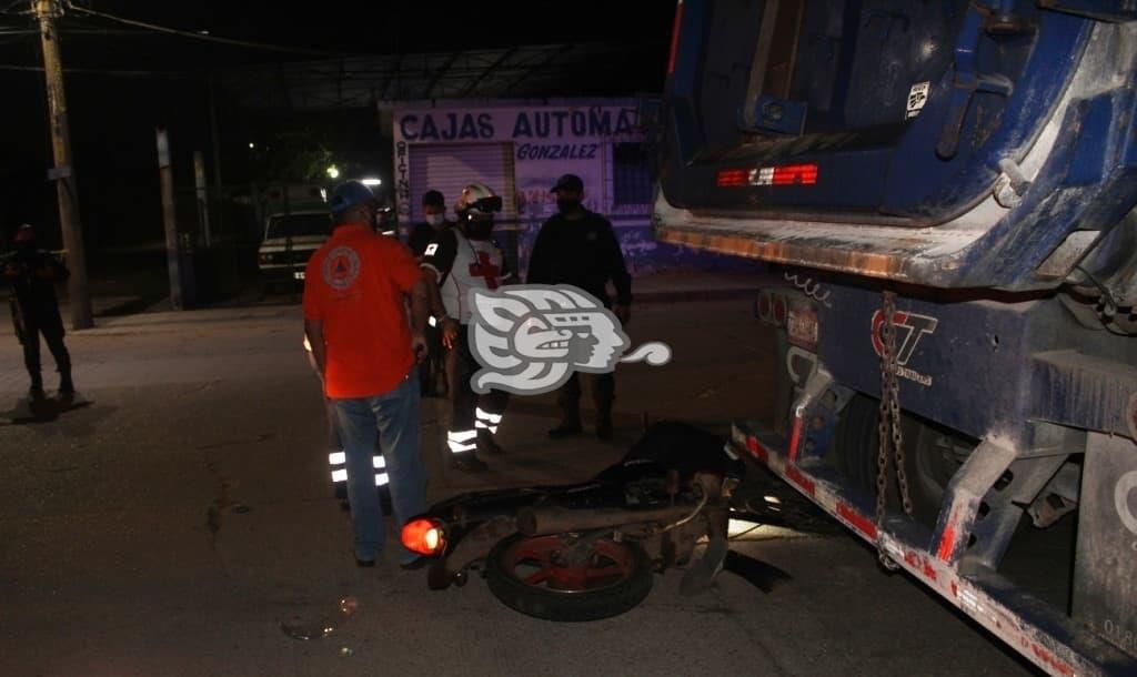 Fallece motociclista en Coatzacoalcos tras chocar contra camión de carga