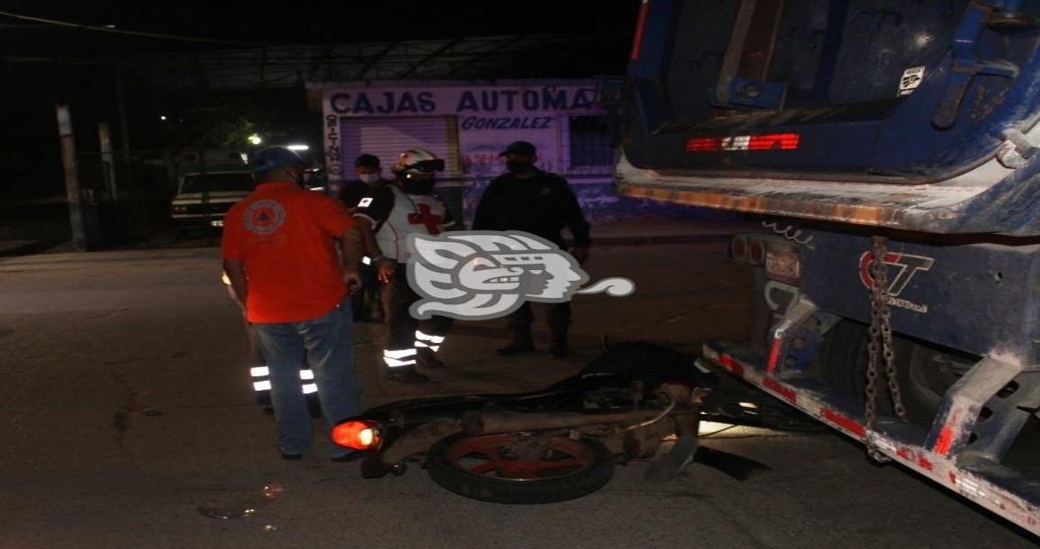 Fallece motociclista en Coatzacoalcos tras chocar contra camión de carga