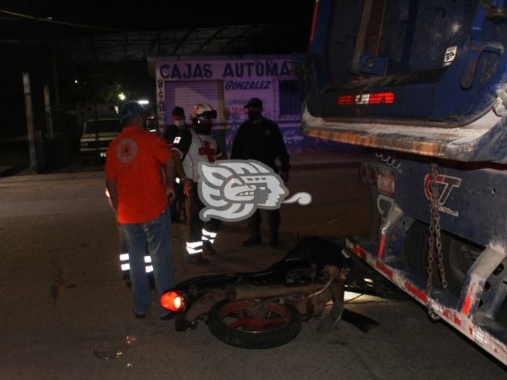 Fallece motociclista en Coatzacoalcos tras chocar contra camión de carga