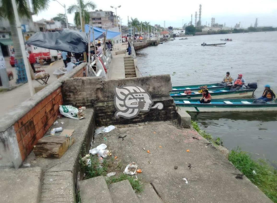 Basura regada da deprimente aspecto al malecón de Minatitlán