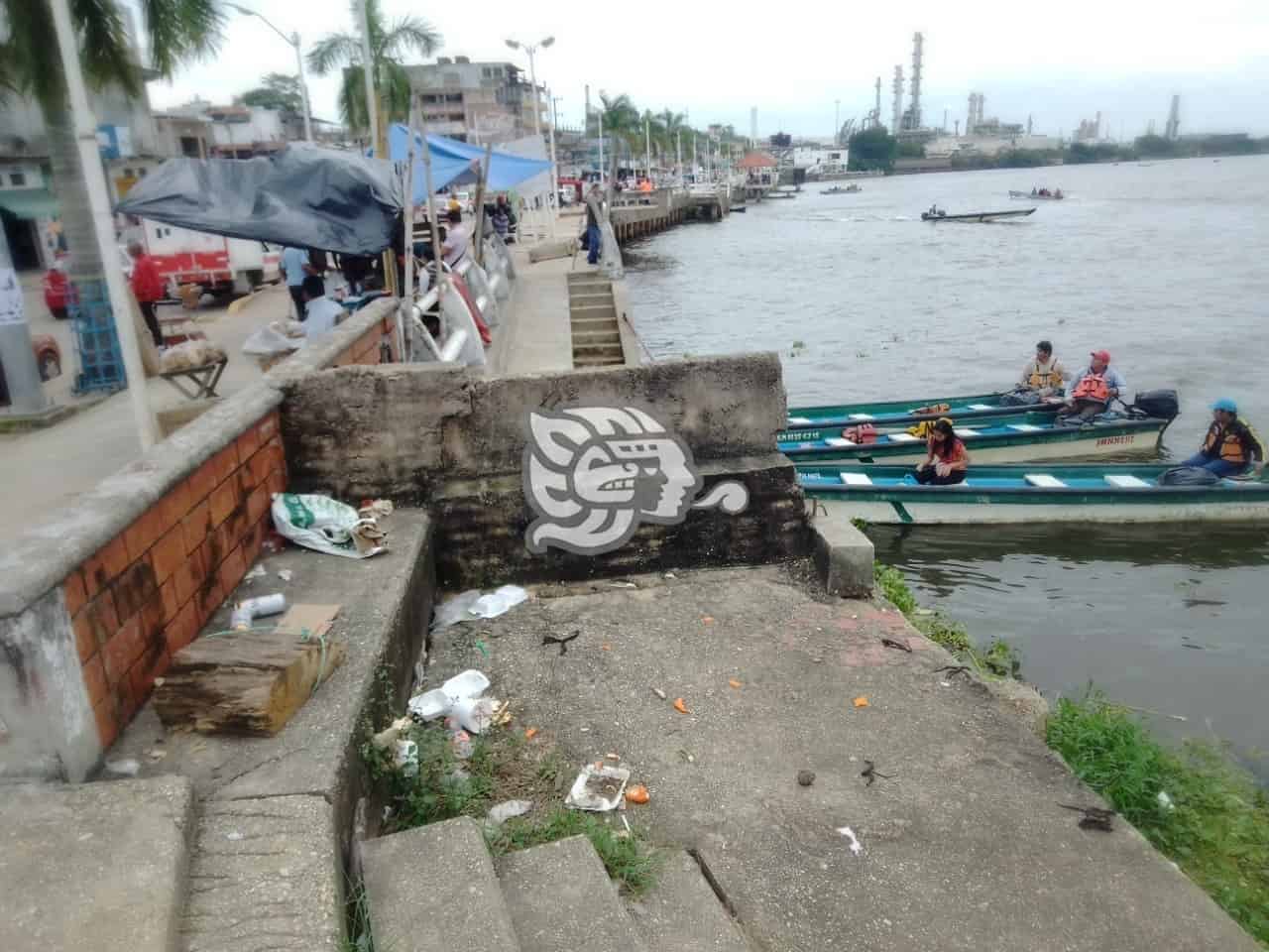 Basura regada da deprimente aspecto al malecón de Minatitlán