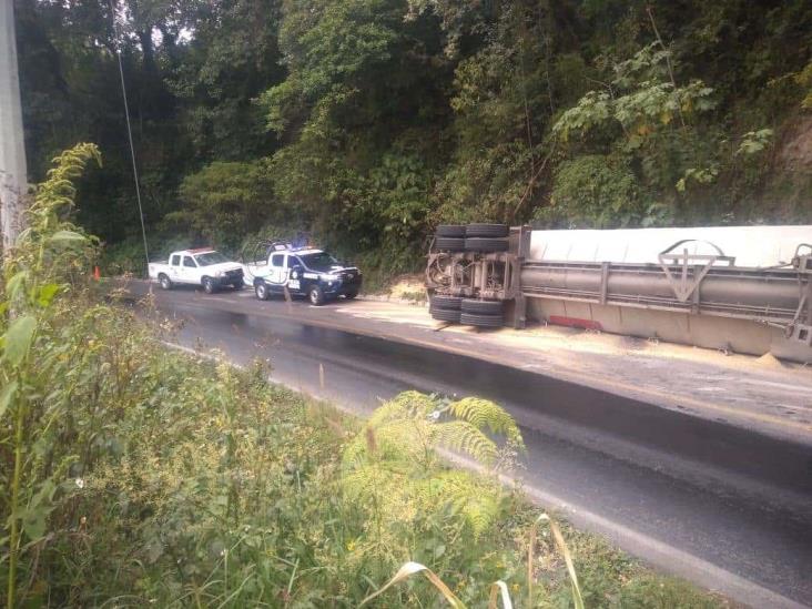 Daños materiales incuantificable tras volcadura de tráiler en la Fortín-Huatusco