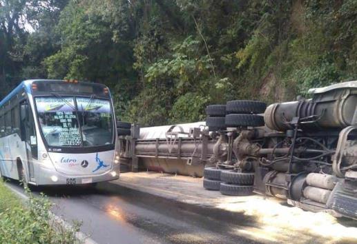 Daños materiales incuantificable tras volcadura de tráiler en la Fortín-Huatusco