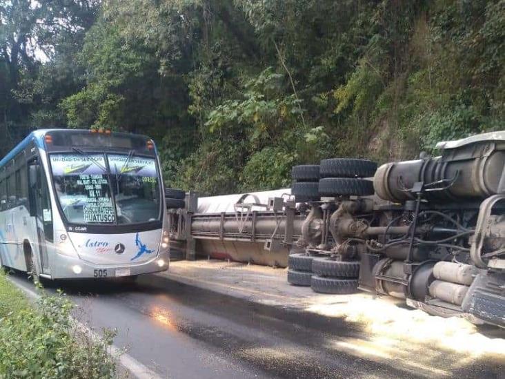 Daños materiales incuantificable tras volcadura de tráiler en la Fortín-Huatusco