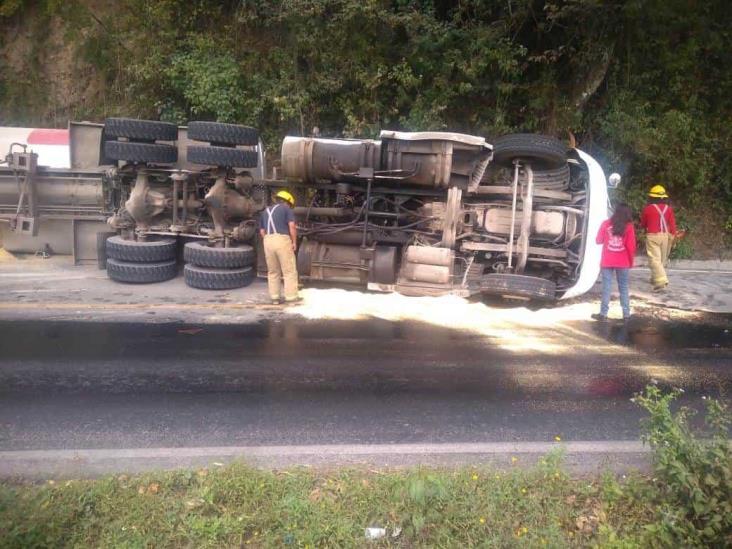 Daños materiales incuantificable tras volcadura de tráiler en la Fortín-Huatusco