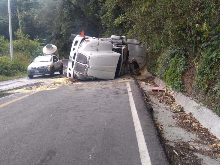 Daños materiales incuantificable tras volcadura de tráiler en la Fortín-Huatusco