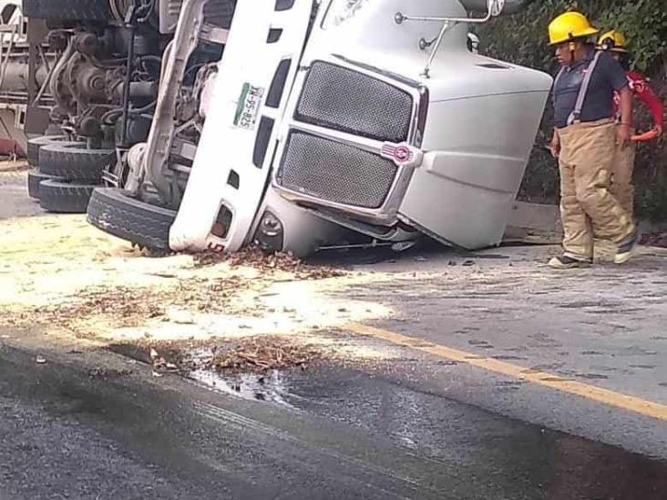 Daños materiales incuantificable tras volcadura de tráiler en la Fortín-Huatusco