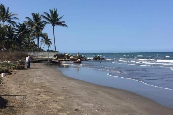 Piden habitantes de Las Barrancas construcción de escolleras; aseguran se sale el mar