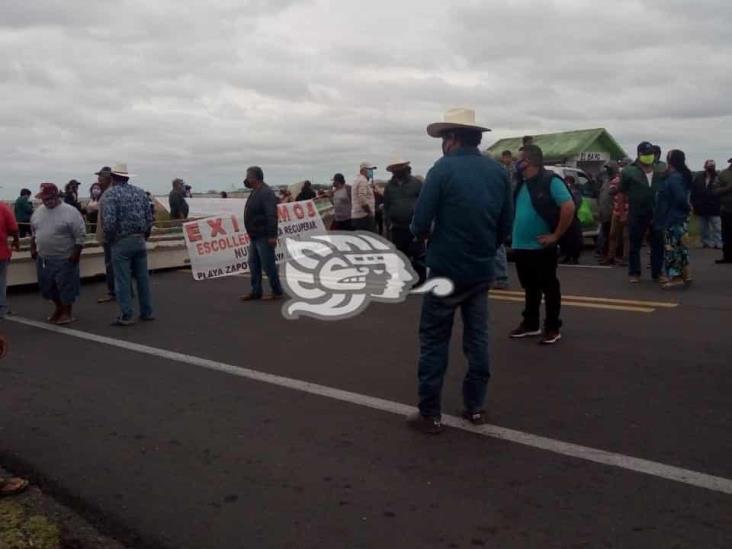 Alvaradeños se manifiestan pidiendo construcción de un rompeolas