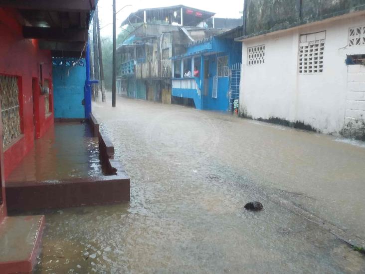 Se desborda el río Agua Dulce; carretera y 13 colonias inundadas