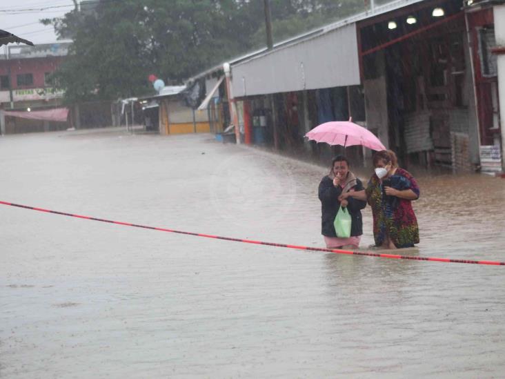 Se desborda el río Agua Dulce; carretera y 13 colonias inundadas