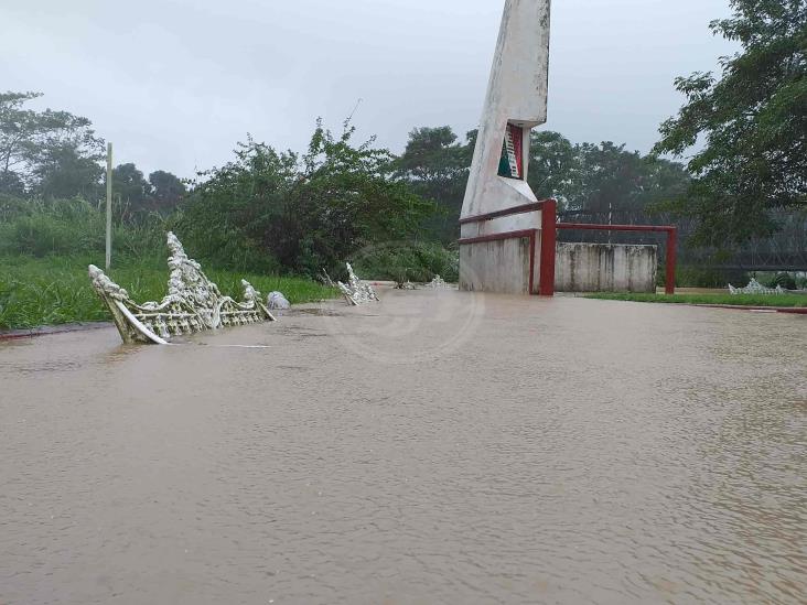 Se desborda el río Agua Dulce; carretera y 13 colonias inundadas