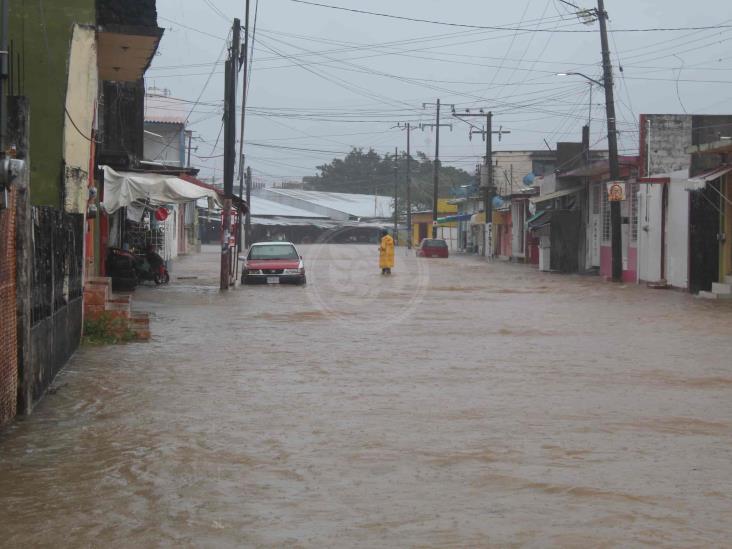 Se desborda el río Agua Dulce; carretera y 13 colonias inundadas