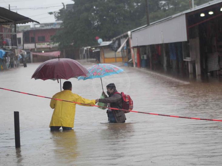 Se desborda el río Agua Dulce; carretera y 13 colonias inundadas