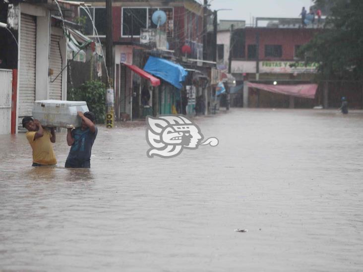 Se desborda el río Agua Dulce; carretera y 13 colonias inundadas