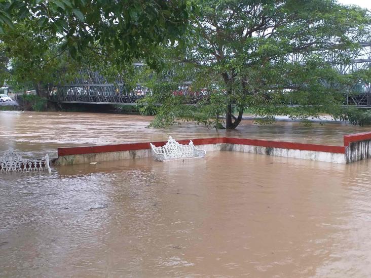 Se desborda el río Agua Dulce; carretera y 13 colonias inundadas